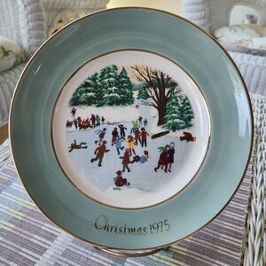 Vintage Avon Wedgwood 1975 Christmas Collectible Plate "Skaters On The Pond"